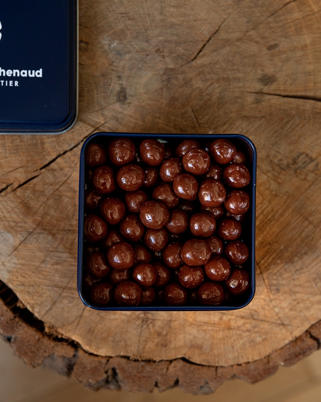 Boite métallique avec des billes de céréales soufflées au chocolat au lait végan. Un écrin à offrir ou s'offrir pour une pause gourmande.