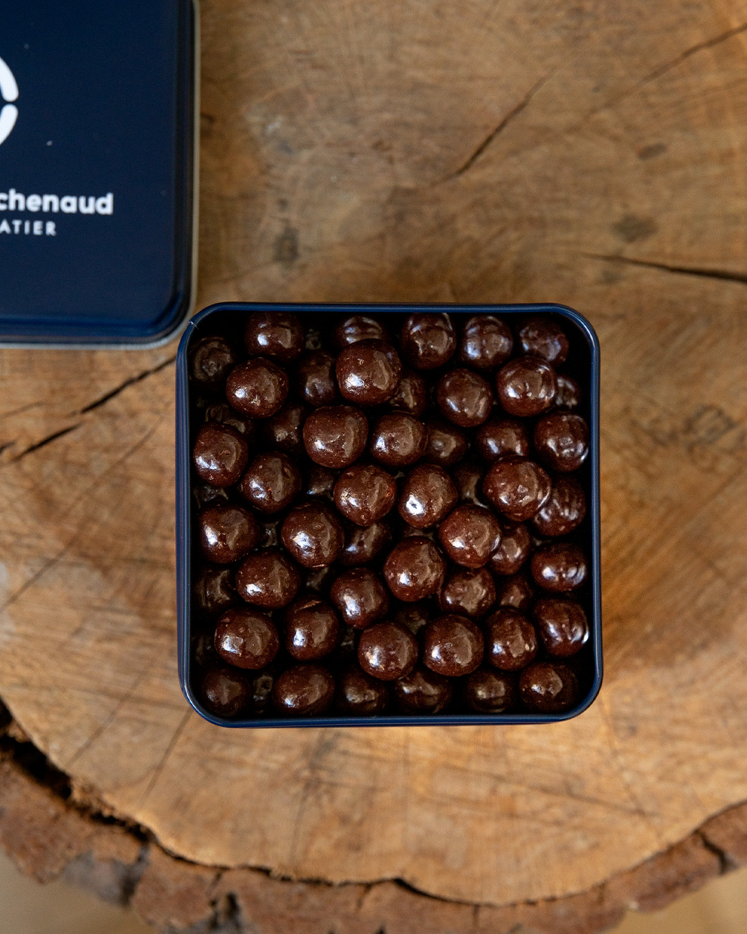Boite métallique avec des billes de céréales soufflées au chocolat au noir. Un écrin à offrir ou s'offrir pour une pause gourmande.