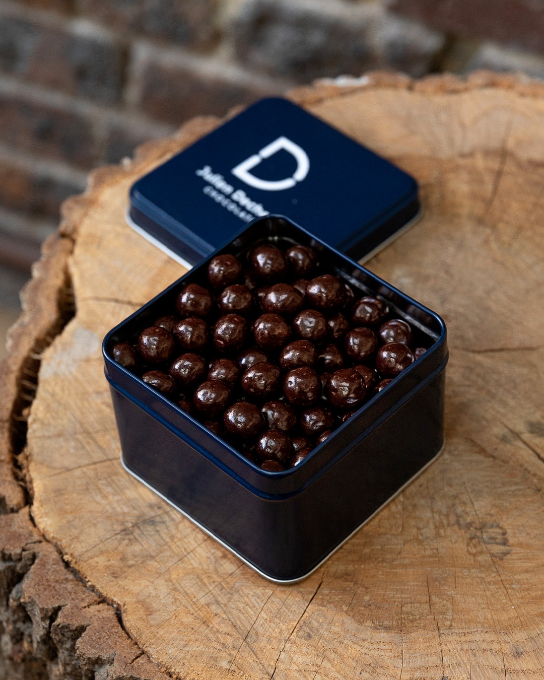 Boite métallique avec des billes de céréales soufflées au chocolat au noir. Un écrin à offrir ou s'offrir pour une pause gourmande.