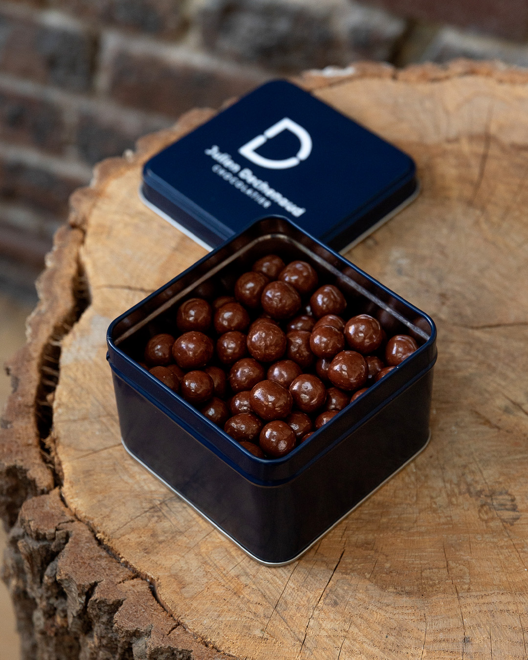 Boite métallique avec des billes de céréales soufflées au chocolat au lait végan. Un écrin à offrir ou s'offrir pour une pause gourmande.