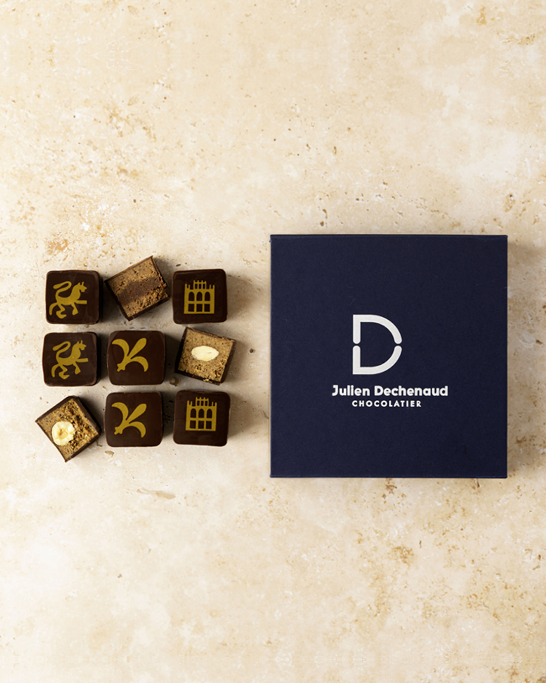 Boite de Pavés Vincennois de 9 bonbons de chocolat : praliné noisette du Lot-et-Garonne et noisette entière torréfiées au cœur ; Praliné amande de Provence, avec son amande torréfiées au cœur et Praliné amande associé à une ganache pure origine Pérou 72%. Un coffret de chocolats signé le chef Julien Dechenaud artisan chocolatier.
