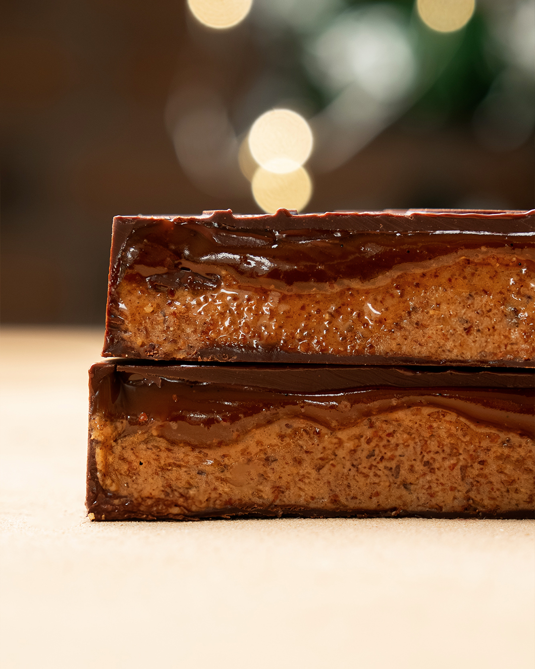 Bonhomme de neige chocolat au lait ou chocolat noir, au cœur fondant caramel vanille, noisettes concassées et de praliné noisette par Julien Dechenaud Chocolatier.