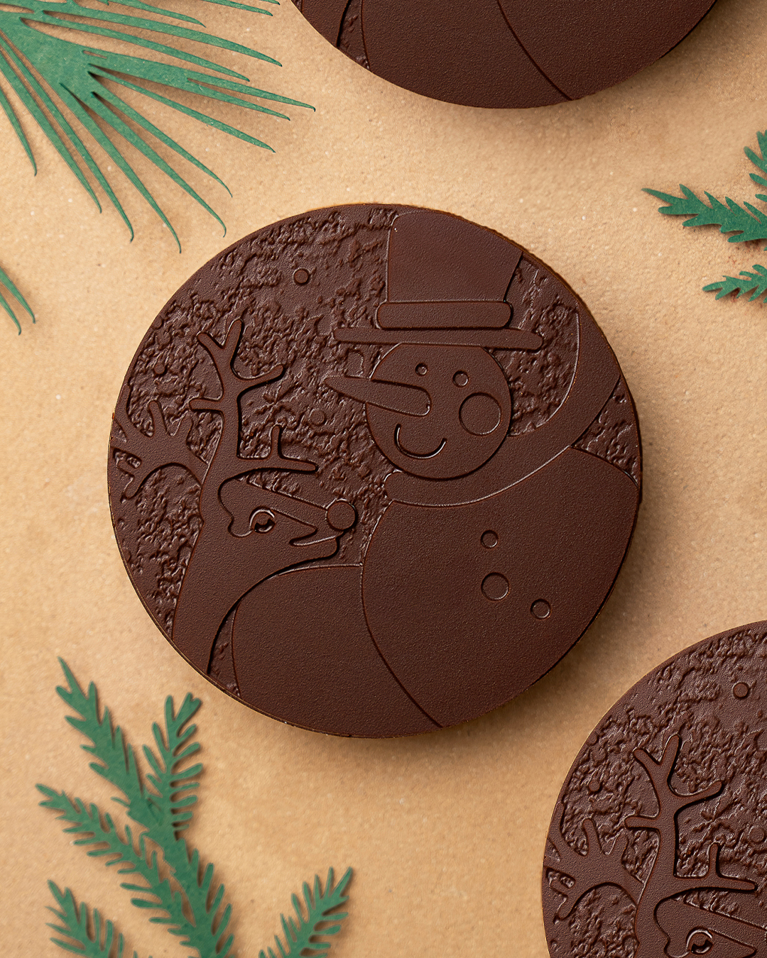 Bonhomme de neige chocolat noir, au cœur fondant caramel vanille, noisettes concassées et de praliné noisette par Julien Dechenaud Chocolatier.