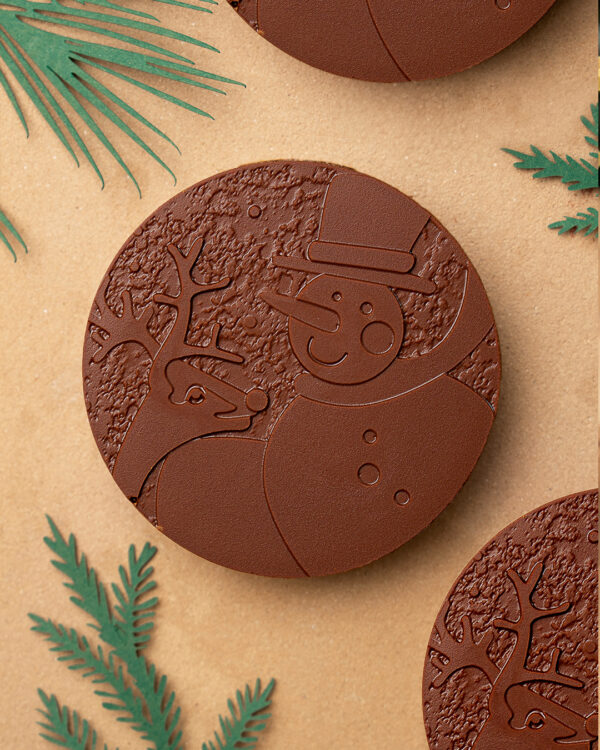 Bonhomme de neige chocolat au lait, au cœur fondant caramel vanille, noisettes concassées et de praliné noisette par Julien Dechenaud Chocolatier.