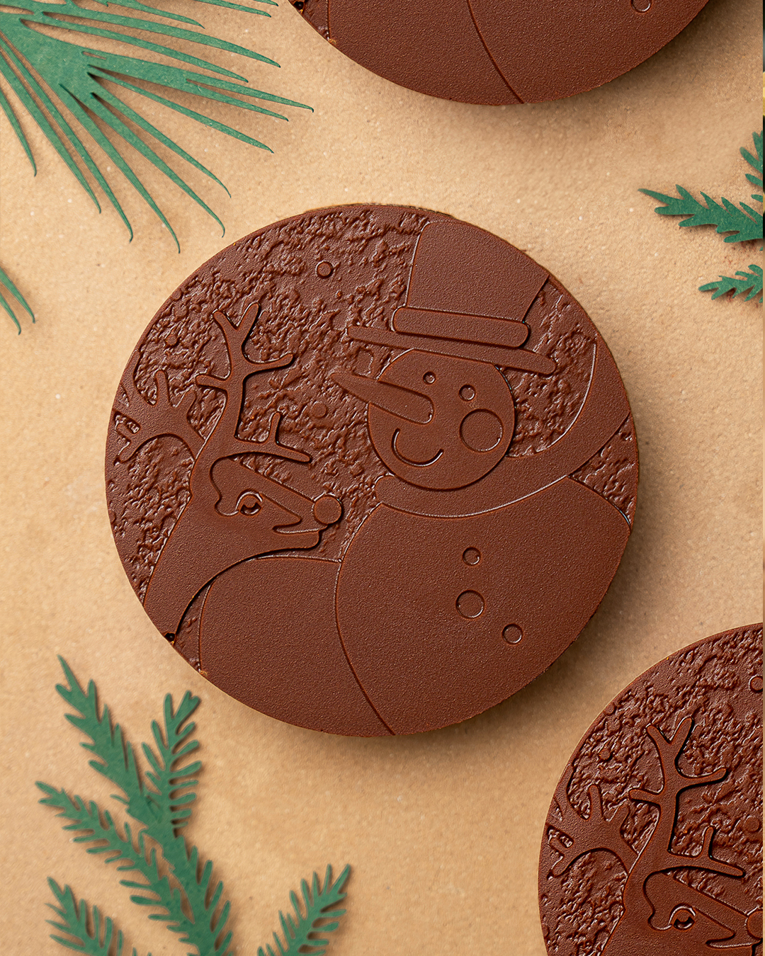 Bonhomme de neige chocolat au lait, au cœur fondant caramel vanille, noisettes concassées et de praliné noisette par Julien Dechenaud Chocolatier.