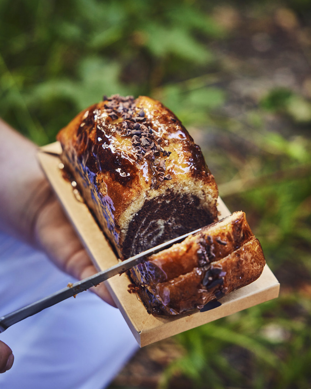 Cake marbré à la vanille et au chocolat, parsemé de grué de cacao sur le dessus.