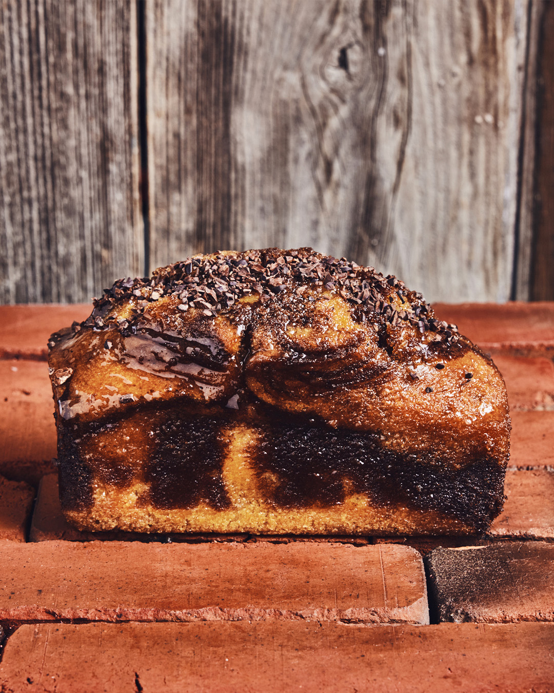 Cake marbré à la vanille et au chocolat, parsemé de grué de cacao sur le dessus.