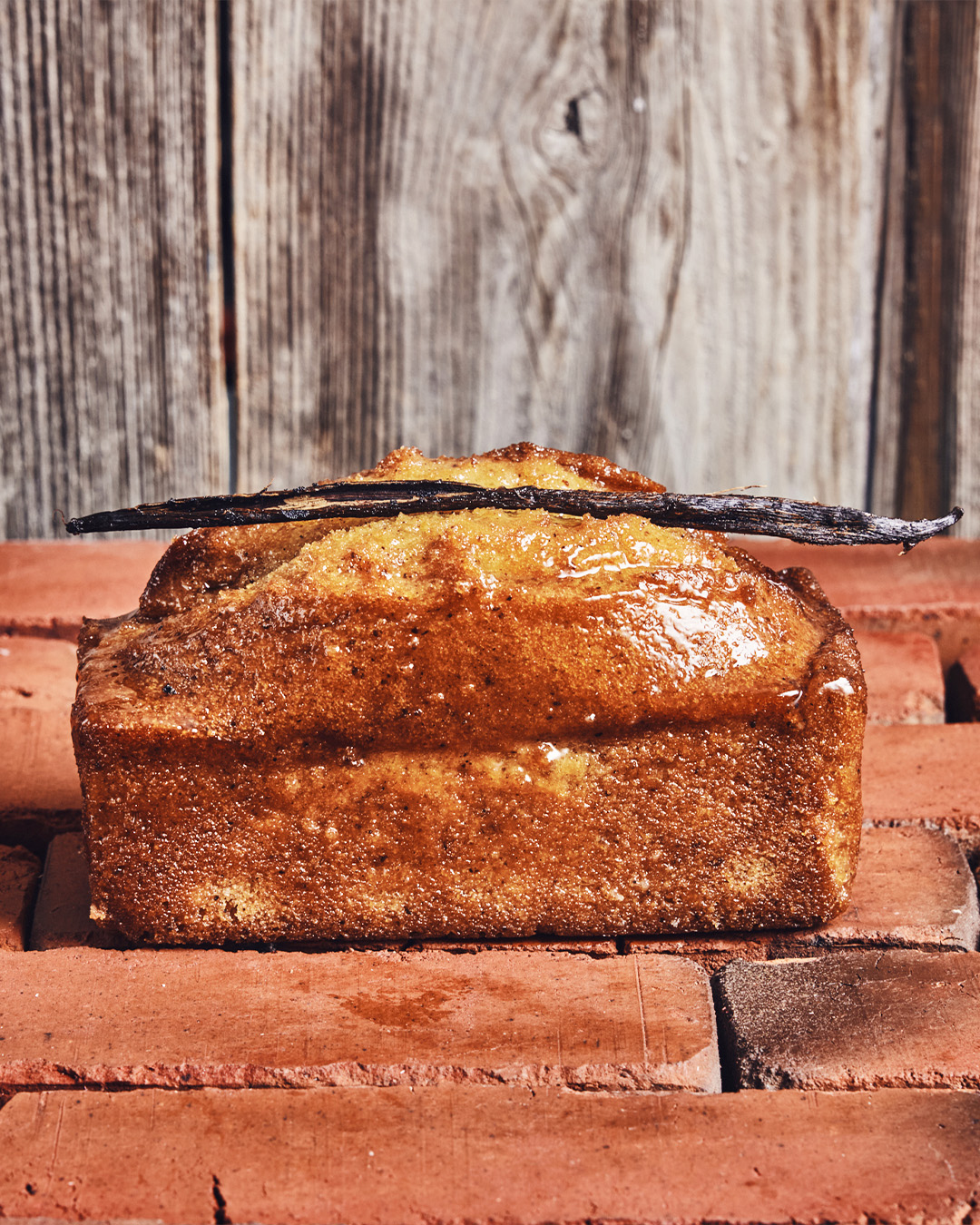 Cake à la vanille et une gousse de vanille sur le dessus du chef Julien Dechenaud artisan chocolatier. Un cake moelleux et peu sucré pour vos petits déjeuners.