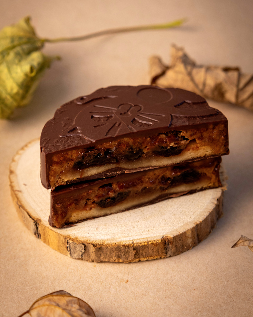 Coupe du palet chauve souris au chocolat noir ou chocolat au lait, disque pate d’amande, cerise confite, praliné amande et noix caramélisé. Une création halloween imaginée par le chef Julien Dechenaud chocolatier.