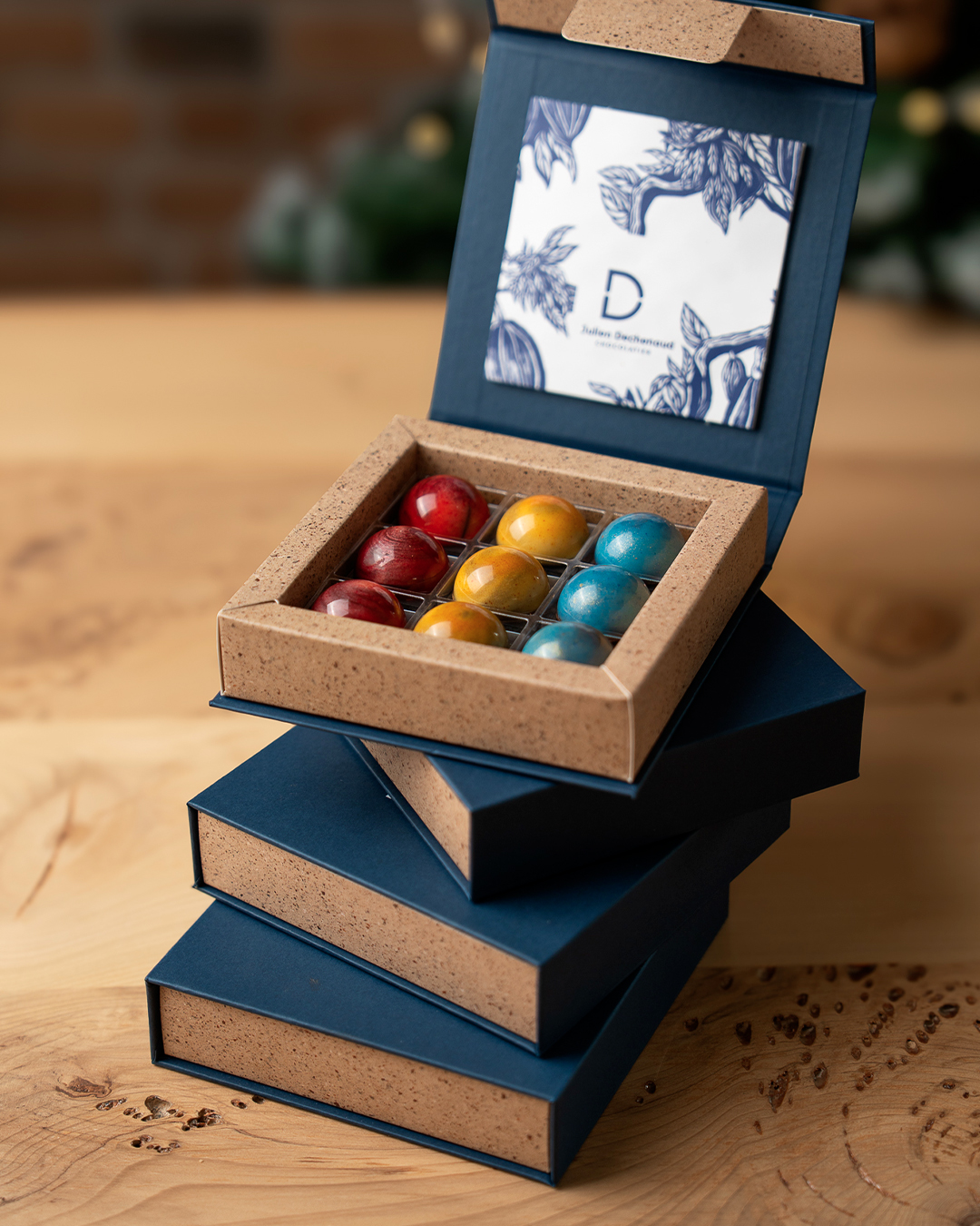 Coffret demi-sphères 9 pièces pour noël. Neptune : caramel citron vert | Mercure :  caramel orange | Jupiter : caramel pamplemousse. Des créations de la collection de noël 2025 par Julien Dechenaud chocolatier à Paris et Vincennes.