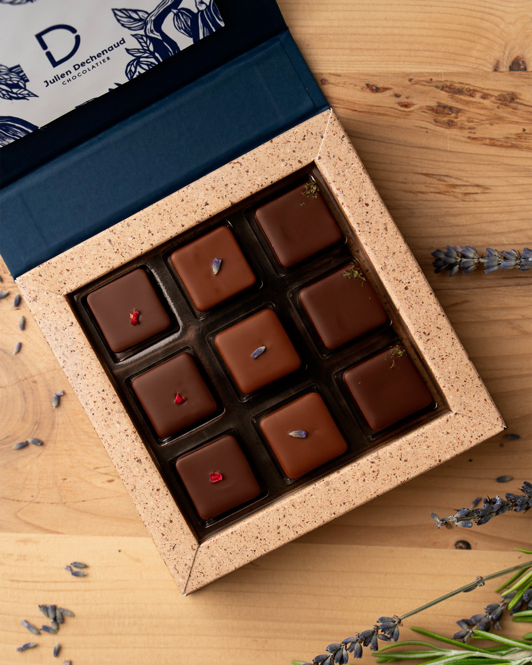 Coffret Provence de 9 bonbons de chocolat, praliné amande à la lavande et confit d’abricot vanillé, praliné amande au romarin et confit de framboise, praliné thym citronné et confit citron relevé de gingembre. Une nouveauté 2025 du chef Julien Dechenaud artisan chocolatier à Paris et Vincennes.