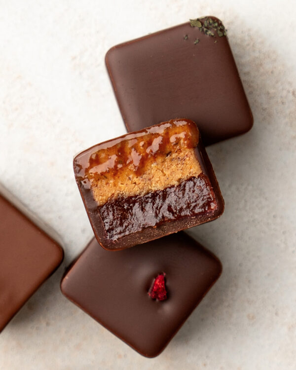 Coupe d'un praliné thym citronné et confit citron relevé de gingembre au chocolat noir 70% Cameroun, une création du Chef Julien Dechenaud chocolatier torréfacteur disponible dans le coffret Provence.