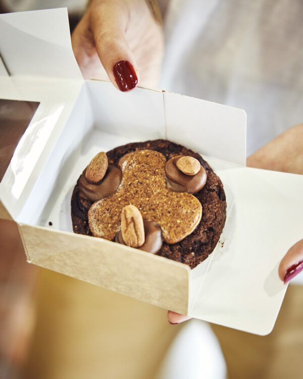Boite de Cookie chocolat amande, caramel salé et morceau d'amande sur le dessus. Un cookie généreux et hautement régressif pour les amoureux de chocolat.