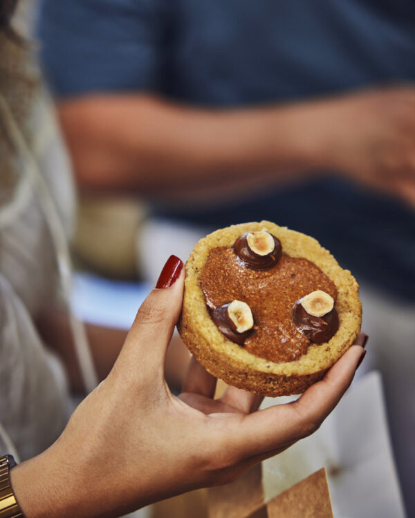 Cookie noisette du Lot-et-Garonne, caramel salé et noisettes entières sur le dessus. Un cookie généreux et hautement régressif pour les amoureux de chocolat.