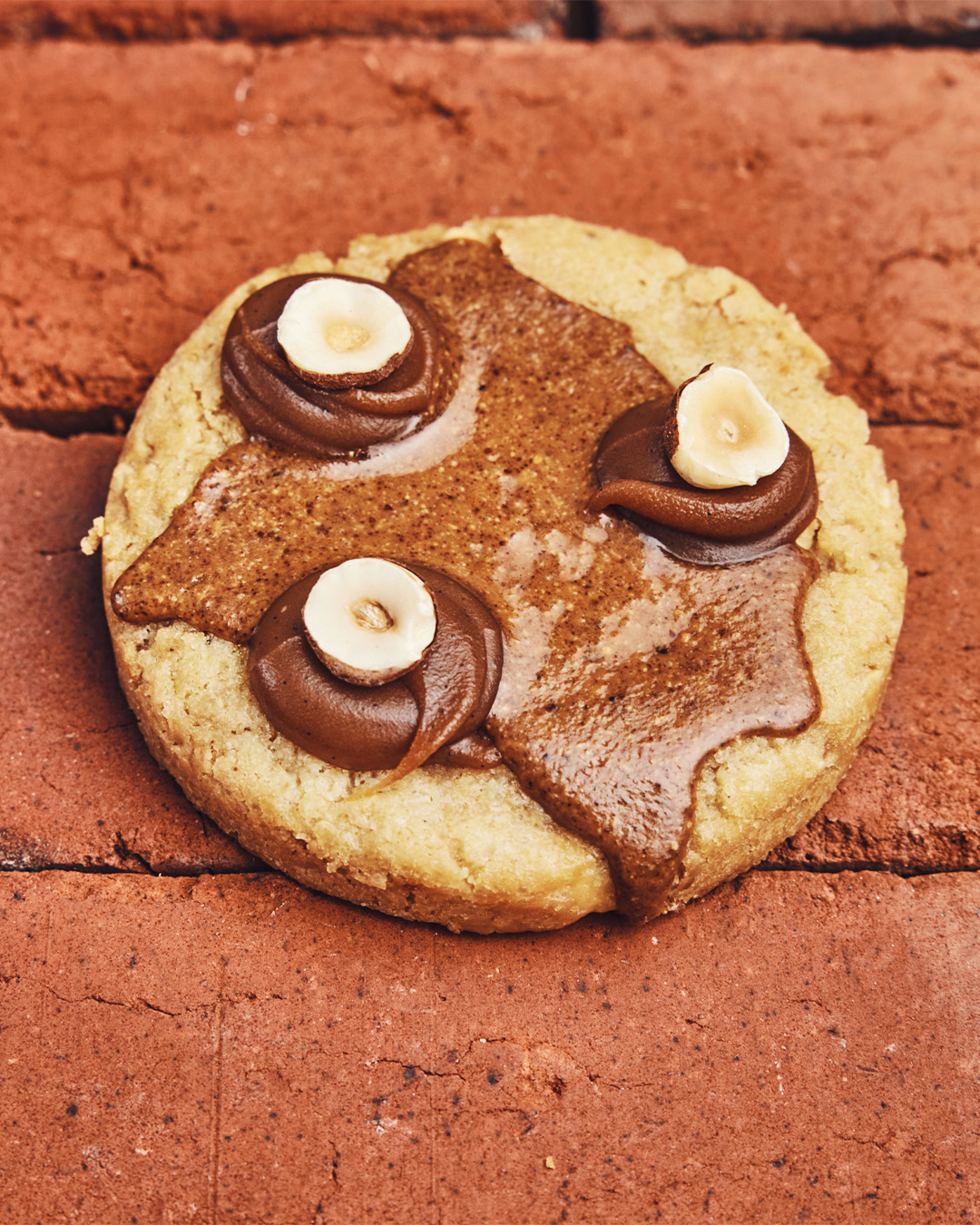 Cookie noisette du Lot-et-Garonne, caramel salé et noisettes entières sur le dessus. Un cookie généreux et hautement régressif pour les amoureux de chocolat.