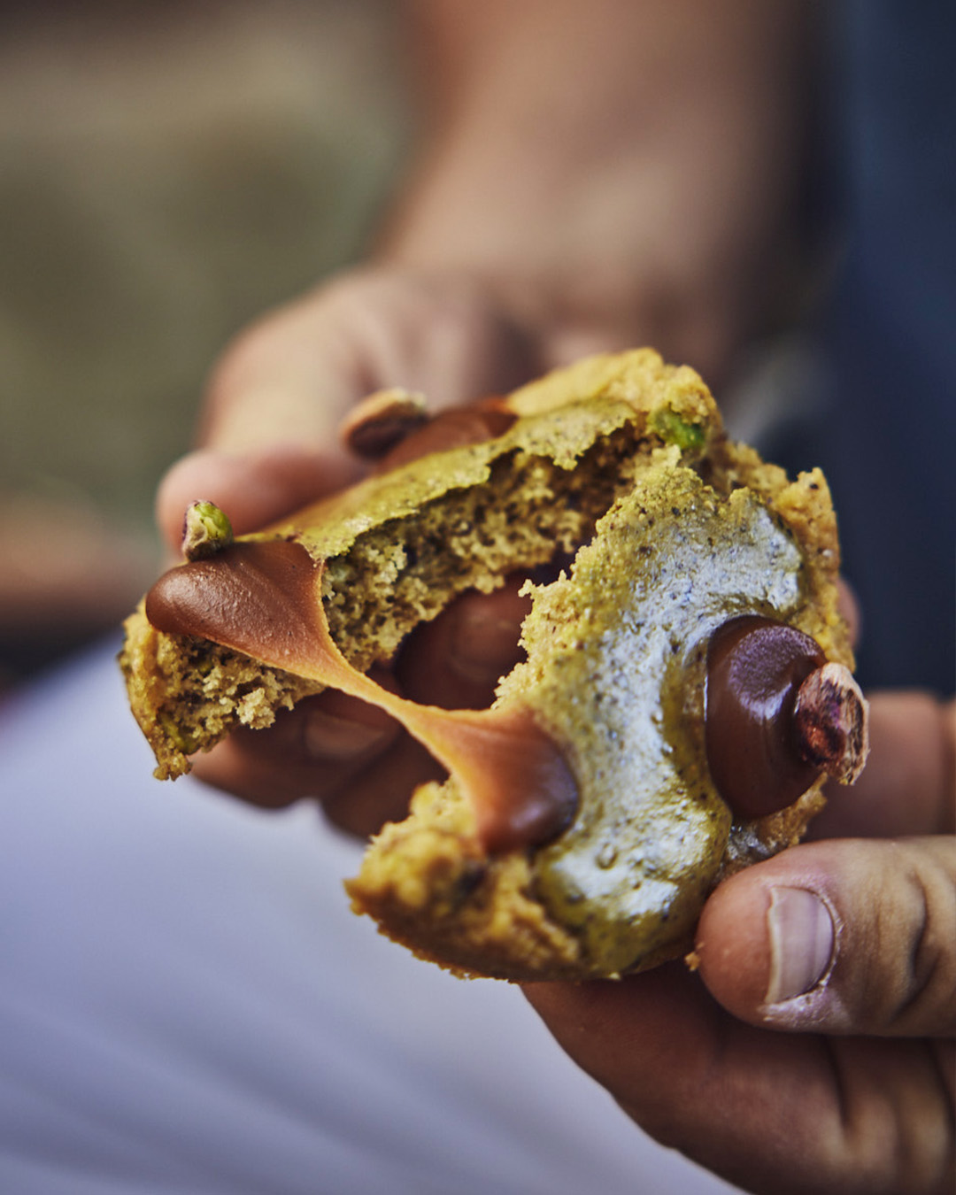 Cookie pistache de Sicile et caramel salé du chef Julien Dechenaud artisan chocolatier à Paris et Vincennes.