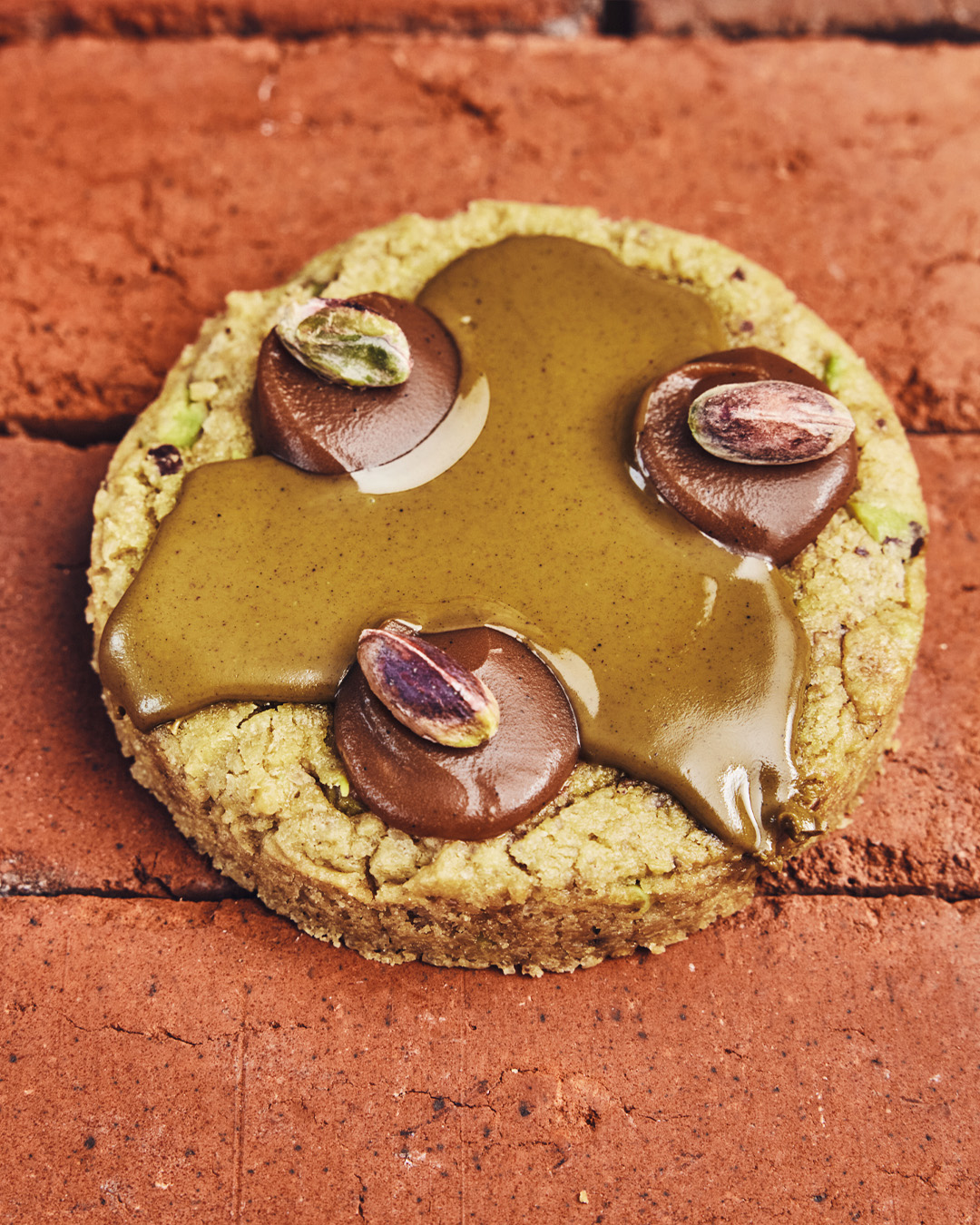 Cookie pistache de Sicile et caramel salé du chef Julien Dechenaud artisan chocolatier à Paris et Vincennes.