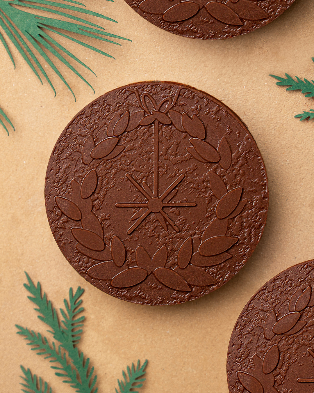 Couronne de noël, chocolat au lait, un cœur de guimauve chocolat, sablé breton et gianduja noisette. Disponible également dans une version au chocolat noir Une création signé Julien Dechenaud.