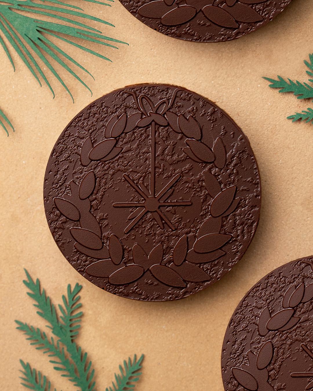 Couronne de noël, chocolat noir 70% Cameroun, un cœur de guimauve chocolat, sablé breton et gianduja noisette. Disponible également dans une version au chocolat au lait. Une création signé Julien Dechenaud.