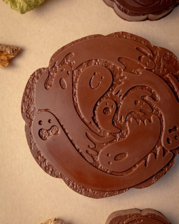 Palet au chocolat au lait guimauve, myrtille et praliné amande disponible en grand format. Une création halloween imaginée par le chef Julien Dechenaud chocolatier.