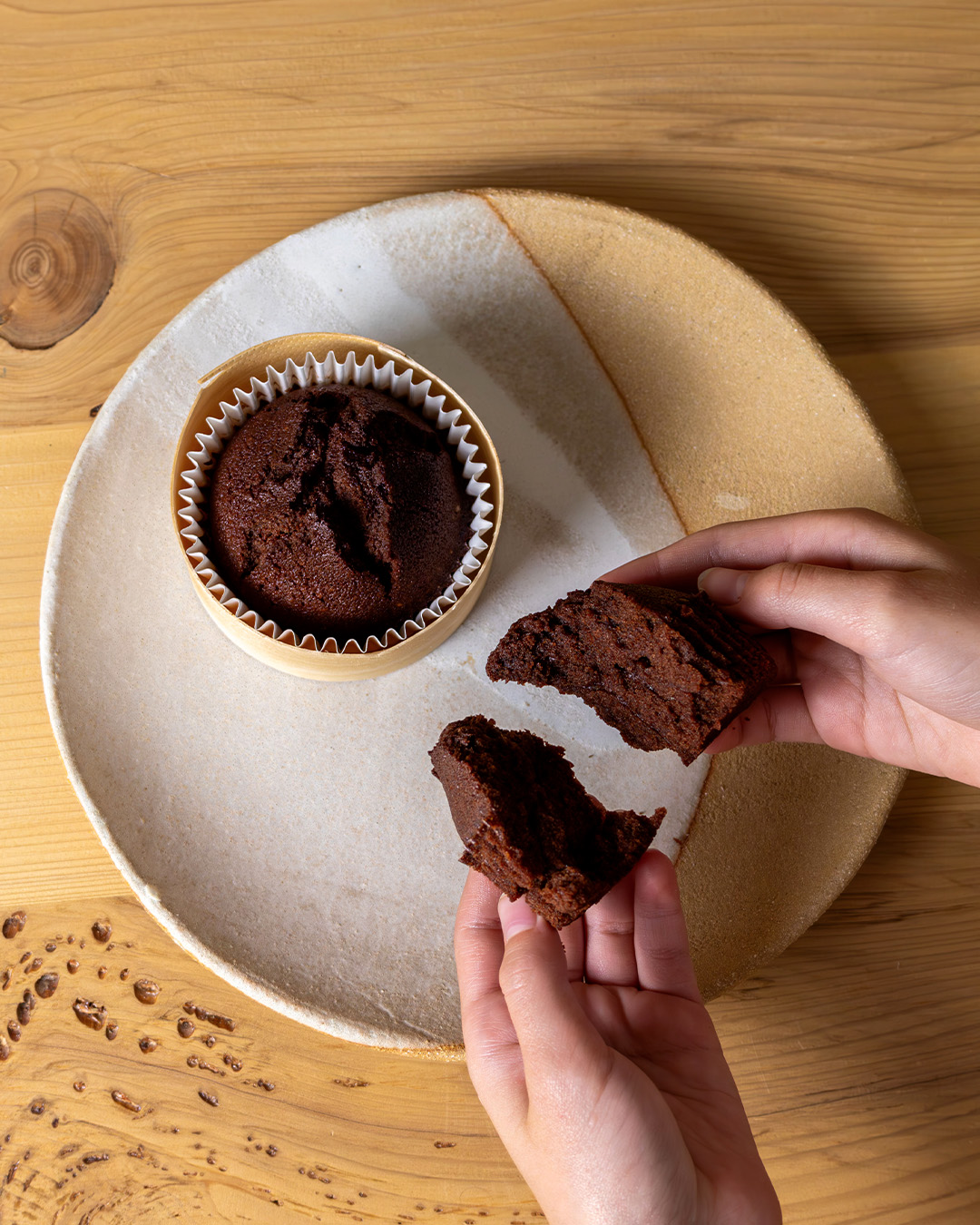 Moelleux et hautement régressif, ce financier individuel au chocolat allie douceur et gourmandise. Le compagnon idéal pour un goûter simple et savoureux.