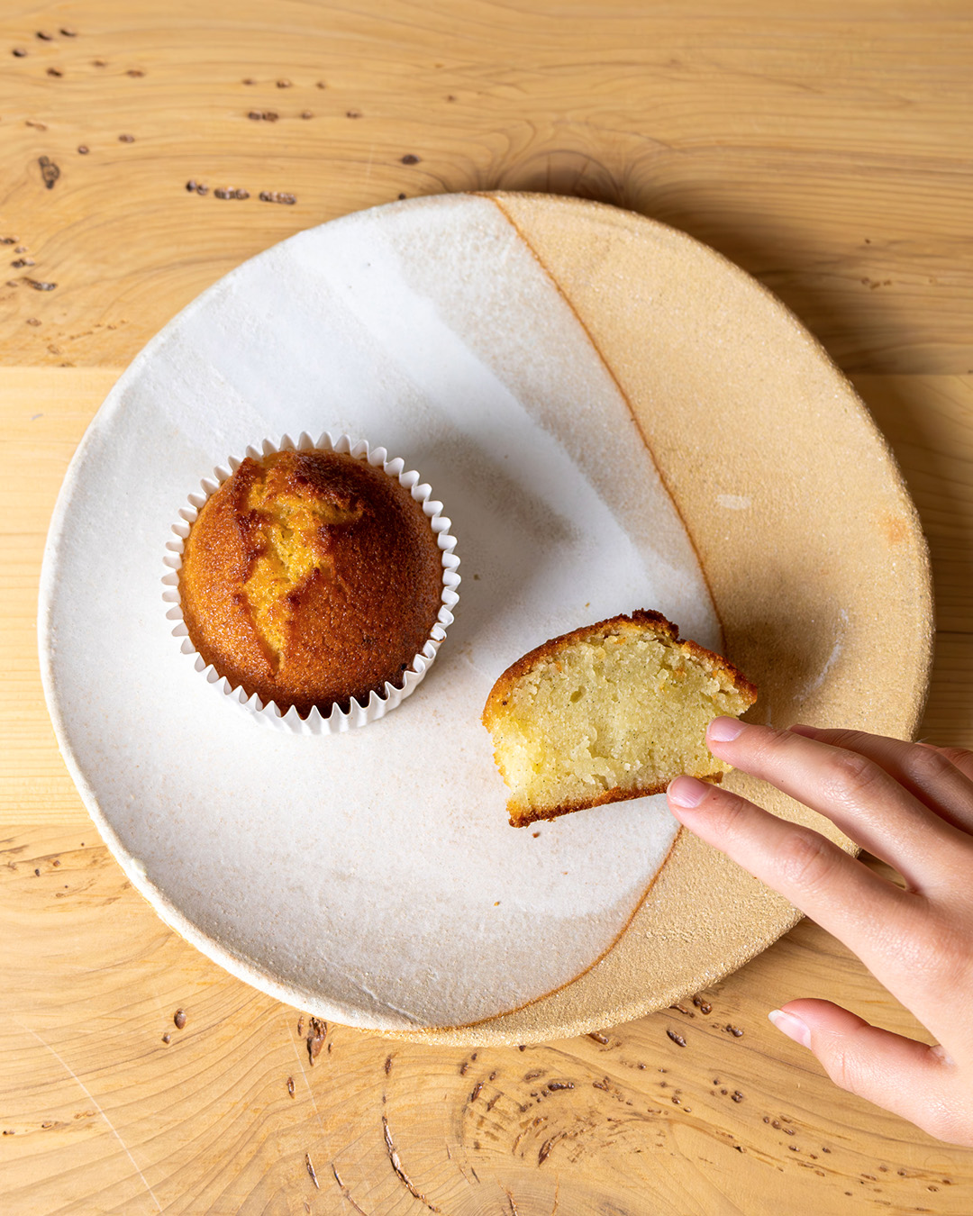 Moelleux et parfumé à la vanille, ce financier individuel allie douceur intensité et gourmandise. Le compagnon idéal pour un goûter simple et savoureux.