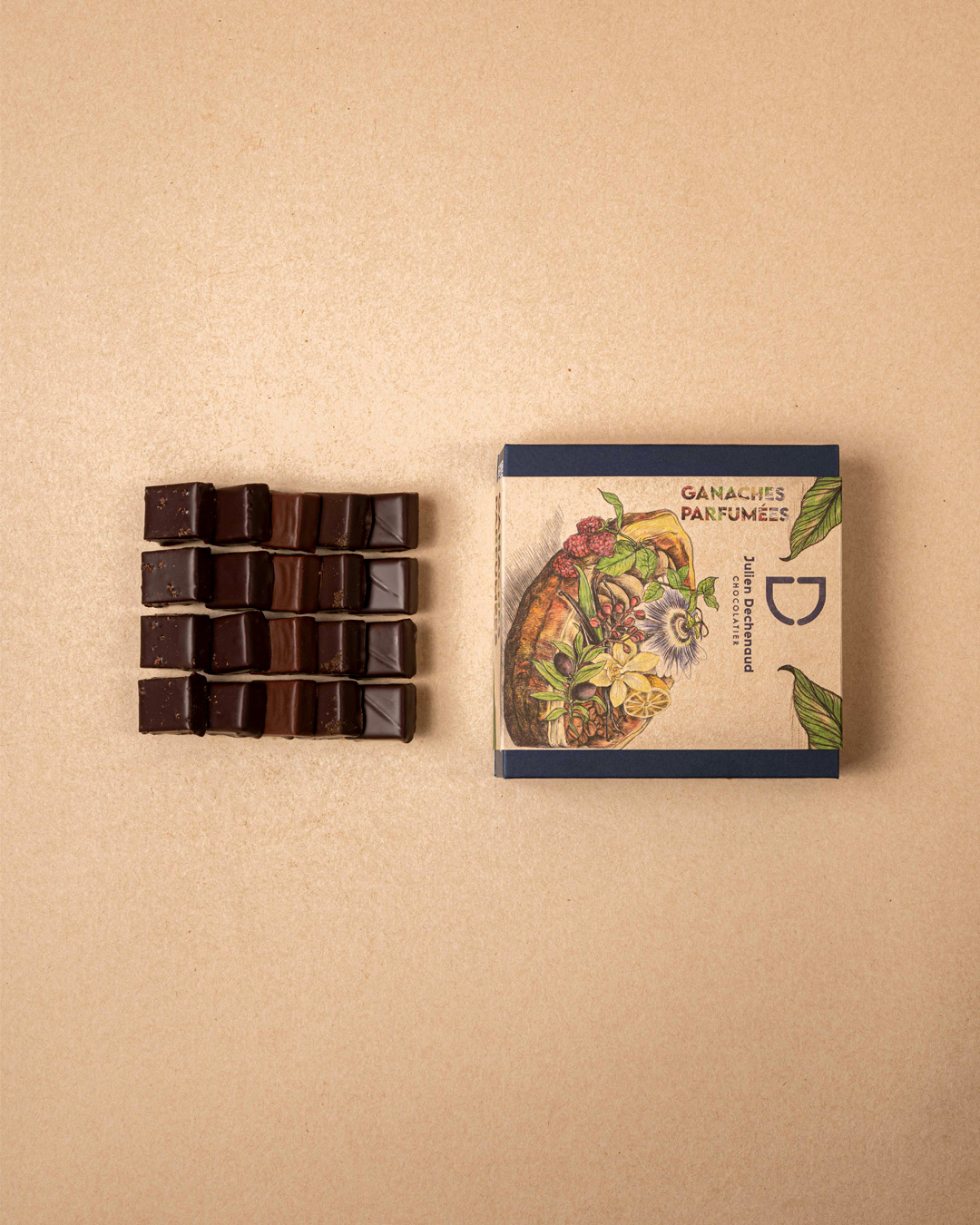 Boite de 20 ganaches parfumées au chocolat noir ou au lait : Yuzu, fève de tonka, menthe, citron vert, vanille, framboise, caramel... Un assortiment audacieux et surprenant pour les amoureux de chocolat.