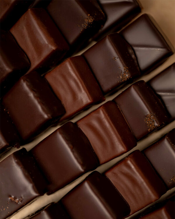 Focus sur la boite de 20 ganache parfumée, Yuzu, menthe, citron vert dans une version au chocolat noir ou au lait. Un assortiment gourmand et audacieux imaginé par le chef chocolatier torréfacteur Julien Dechenaud.