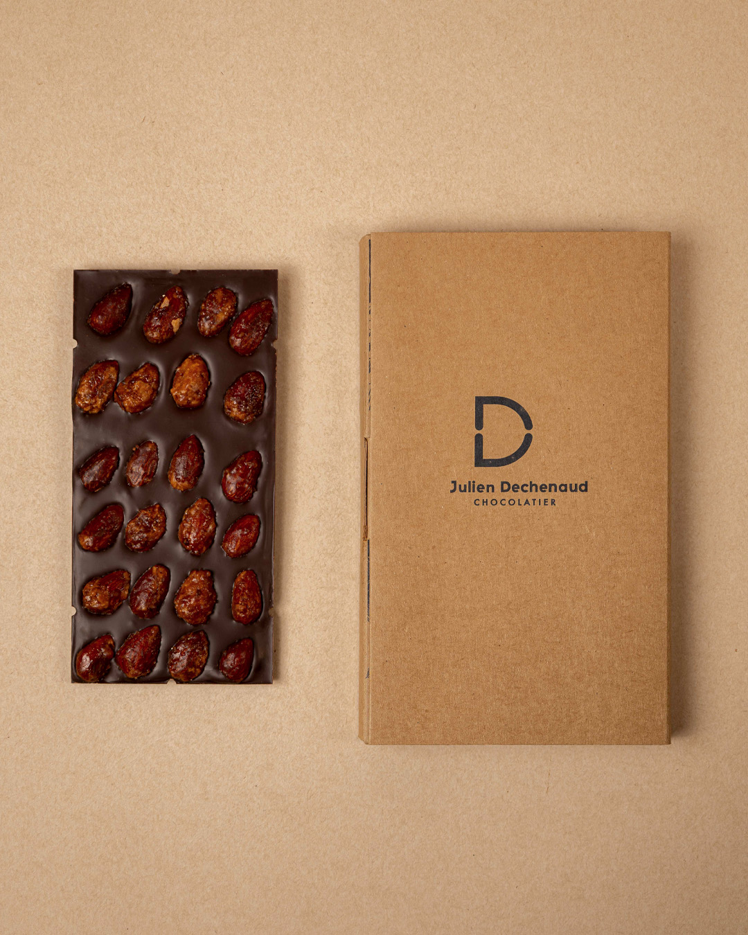 Tablette mendiant Chocolat noir 70% et amandes de Provence.