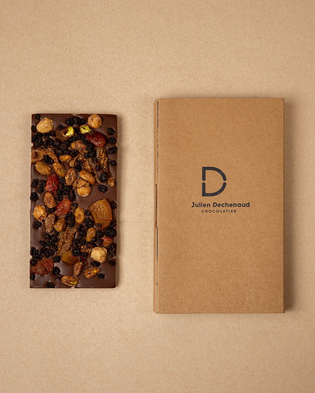 Tablette mendiant chocolat au lait végan 48% et un mélange de noisettes, amandes, raisins, pistaches, abricots et figues.