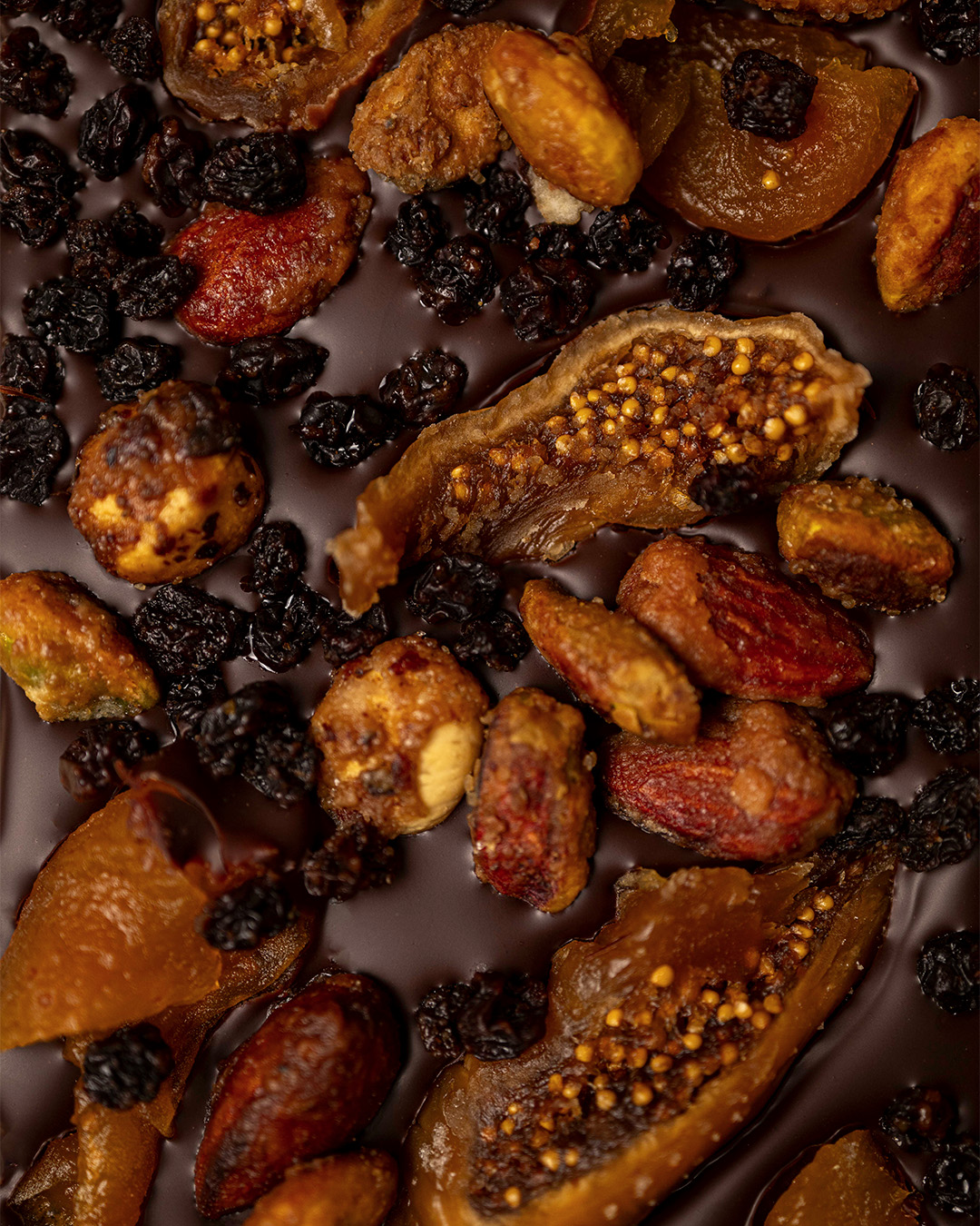 Focus tablette mendiant chocolat noir et un mélange de noisettes, amandes, raisins, pistaches, abricots et figues.