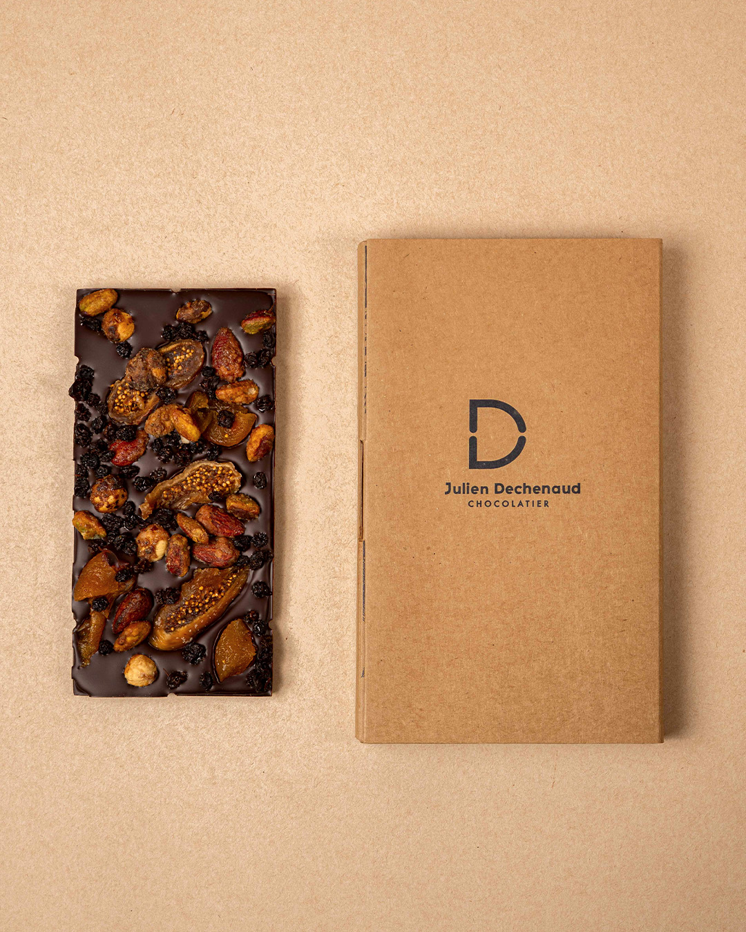 Tablette mendiant chocolat noir et un mélange de noisettes, amandes, raisins, pistaches, abricots et figues.