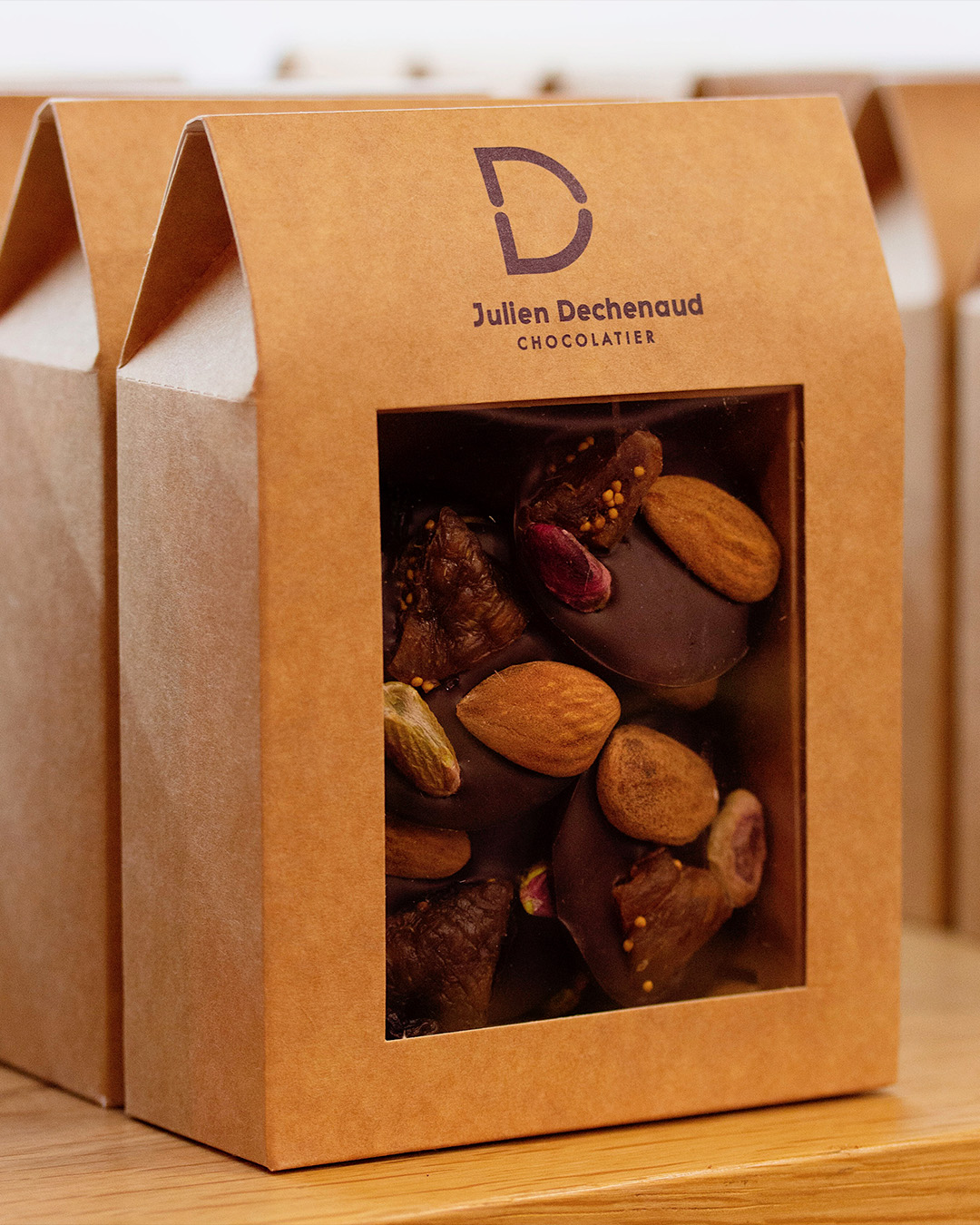 Sachet de mendiants chocolat noir 70% Cameroun(100g), imaginé par le chef Julien Dechenaud chocolatier à Paris et Vincennes.