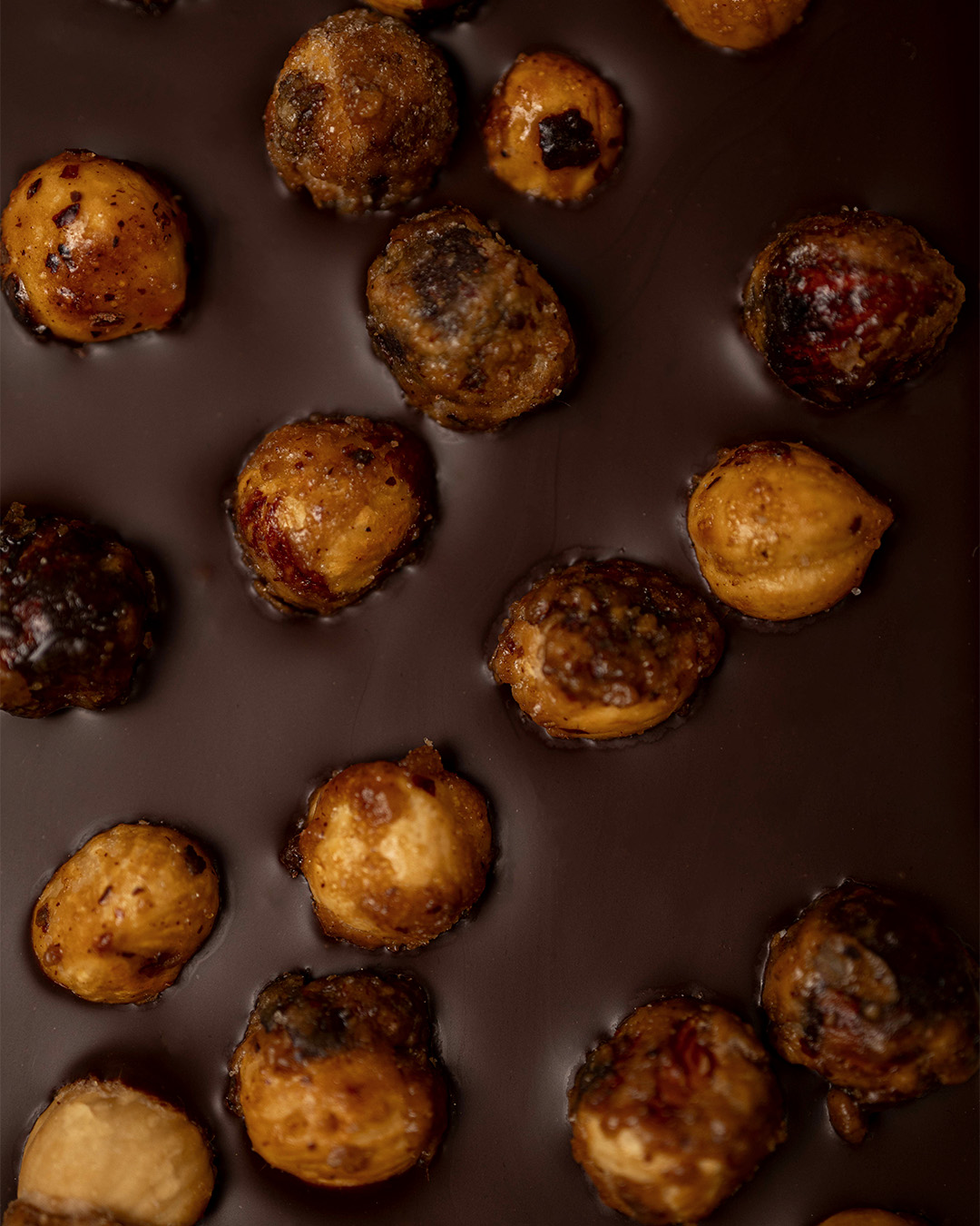 Focus tablette mendiant chocolat noir 70% et noisette du Lot-et-Garonne torréfiées et caramélisées.