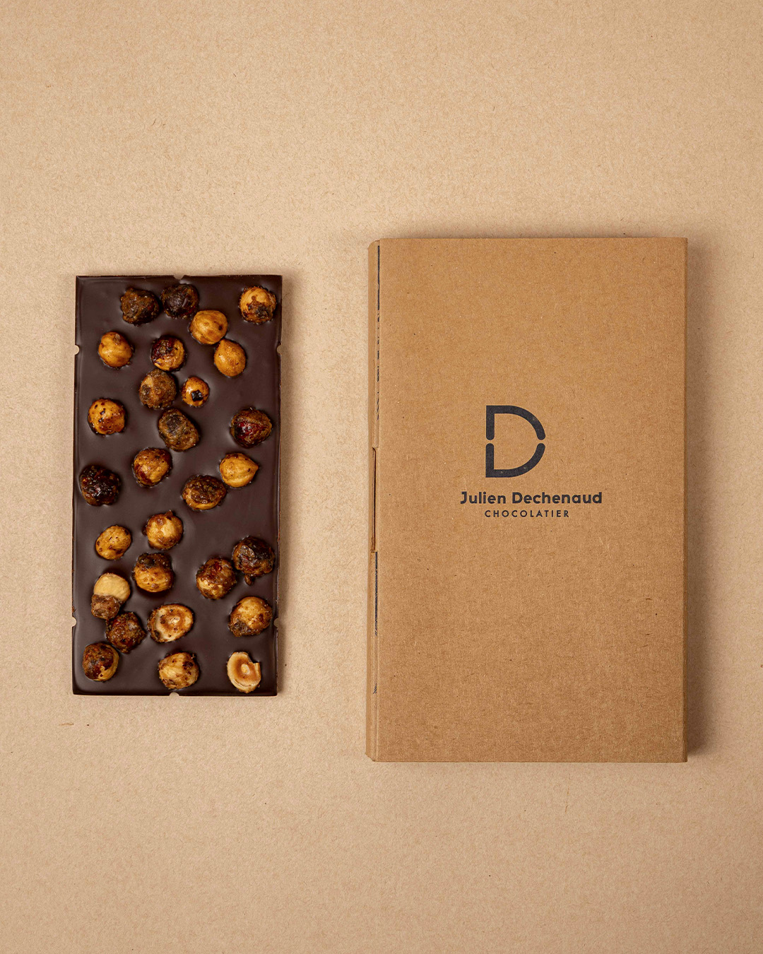 Tablette mendiant chocolat noir 70% et noisette du Lot-et-Garonne torréfiées et caramélisées.