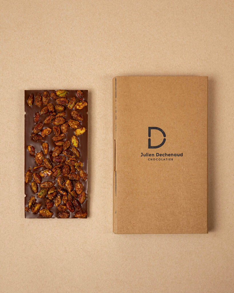 Tablette mendiant au chocolat au lait végan 48% et pistaches de Sicile torréfiées.