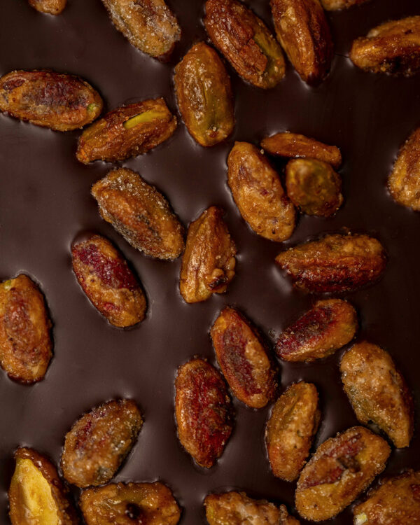 Focus tablette mendiant au chocolat noir 70% Cameroun et pistaches de Sicile torréfiées.