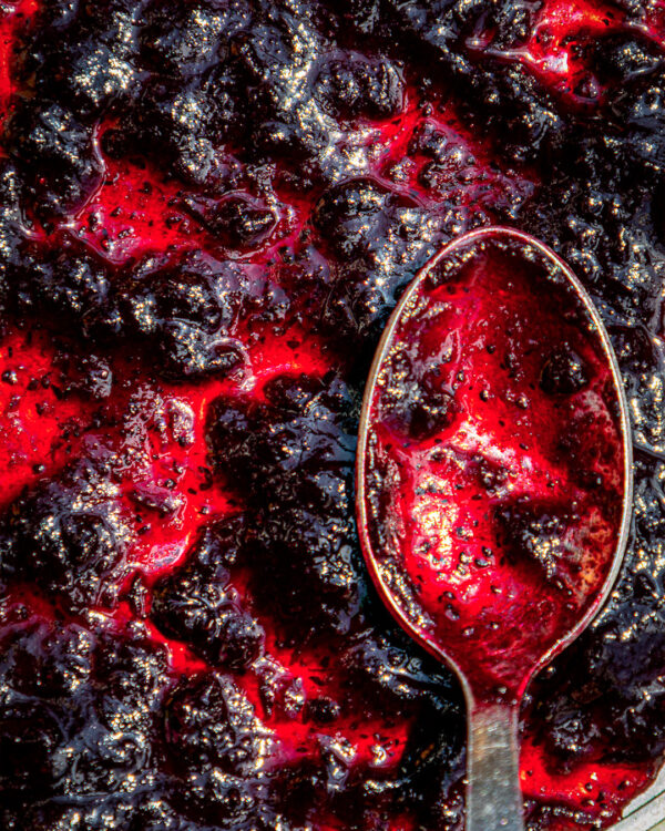 Focus sur la confiture à la myrtille, une texture onctueuse et légèrement granuleuse pour les amoureux de fruits rouges.