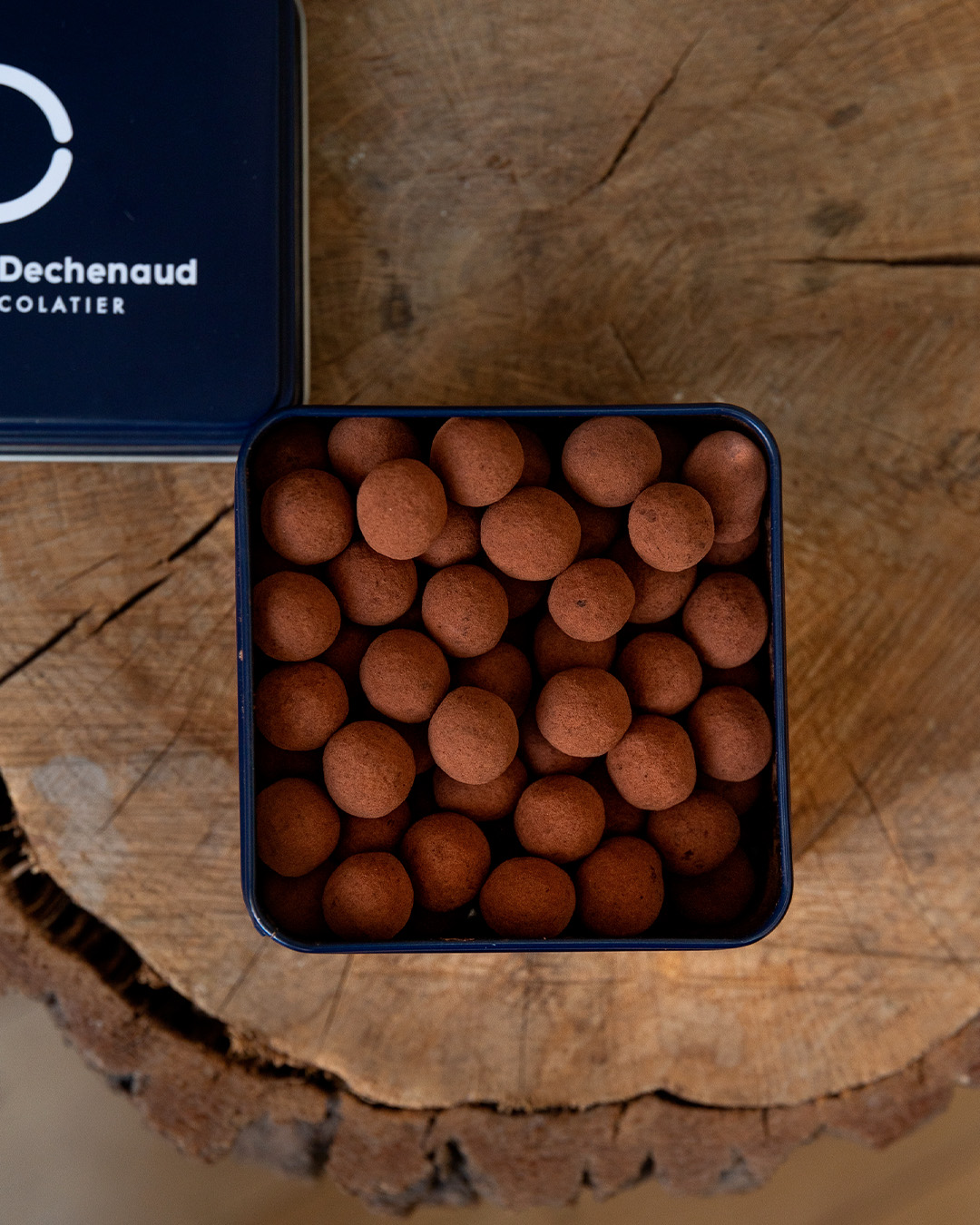 Boite métallique de dragées noisettes, fabriquée à partir de noisette du Lot-et-Garonne enrobées de praliné noisette et de cacao en poudre. Une dégustation toujours plus savoureuse pour petits et grands.