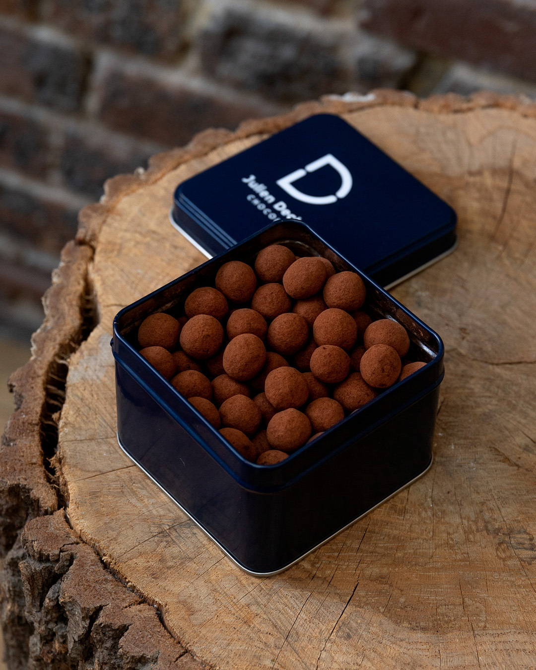 Boite métallique de dragées noisettes, fabriquée à partir de noisette du Lot-et-Garonne enrobées de praliné noisette et de cacao en poudre. Une dégustation toujours plus savoureuse pour petits et grands.