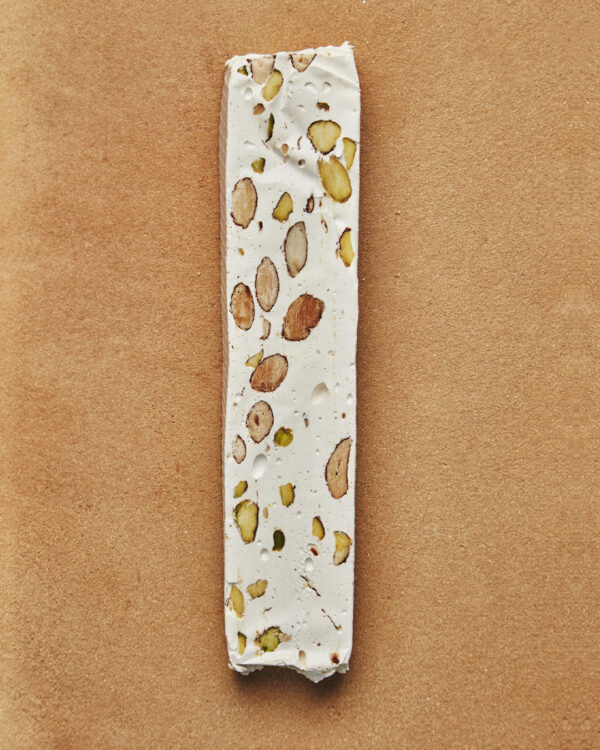 Morceau de nougat blanc au miel, amandes, pistaches et vanille. Une création du chef Julien Dechenaud chocolatier torréfacteur à Paris et Vincennes.