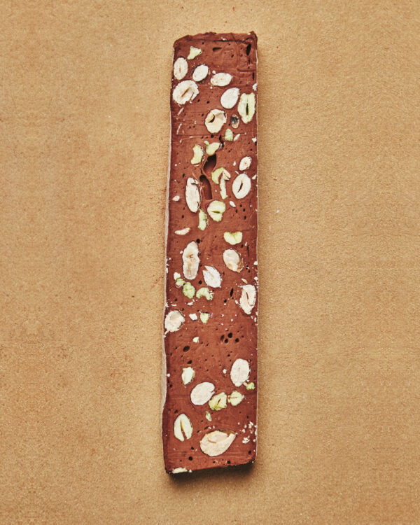 Morceau de nougat au chocolat parfumé au miel, amande, pistaches et une touche de vanille. Une création du chef Julien Dechenaud Chocolatier.