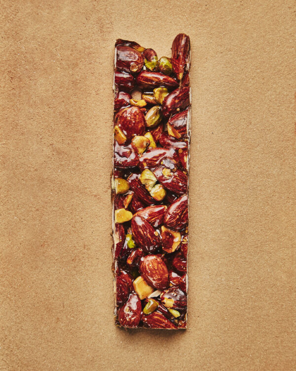 Morceau de nougat dur aux amandes, pistaches et caramel.