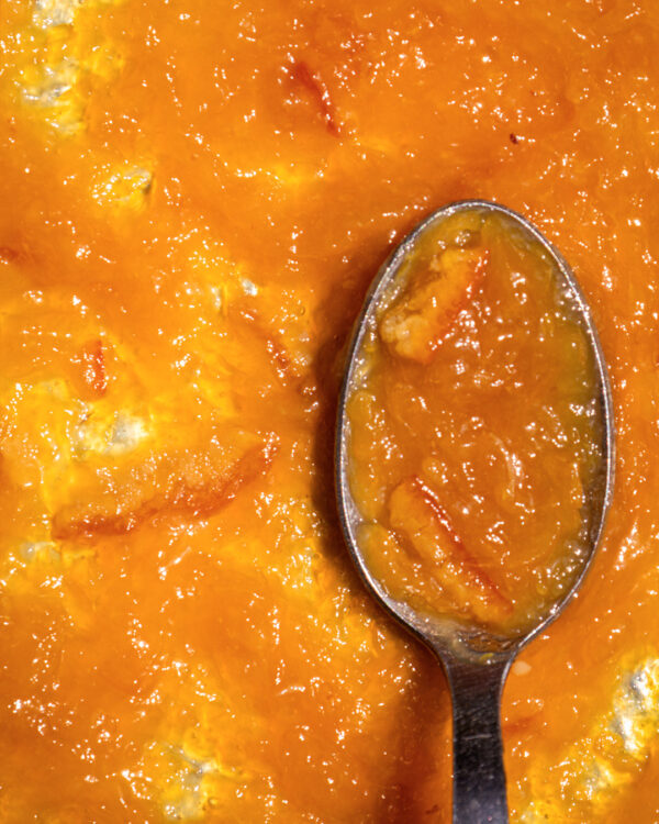 Focus sur la confiture à l'orange, une texture onctueuse et légèrement granuleuse pour les amoureux d'agrumes.