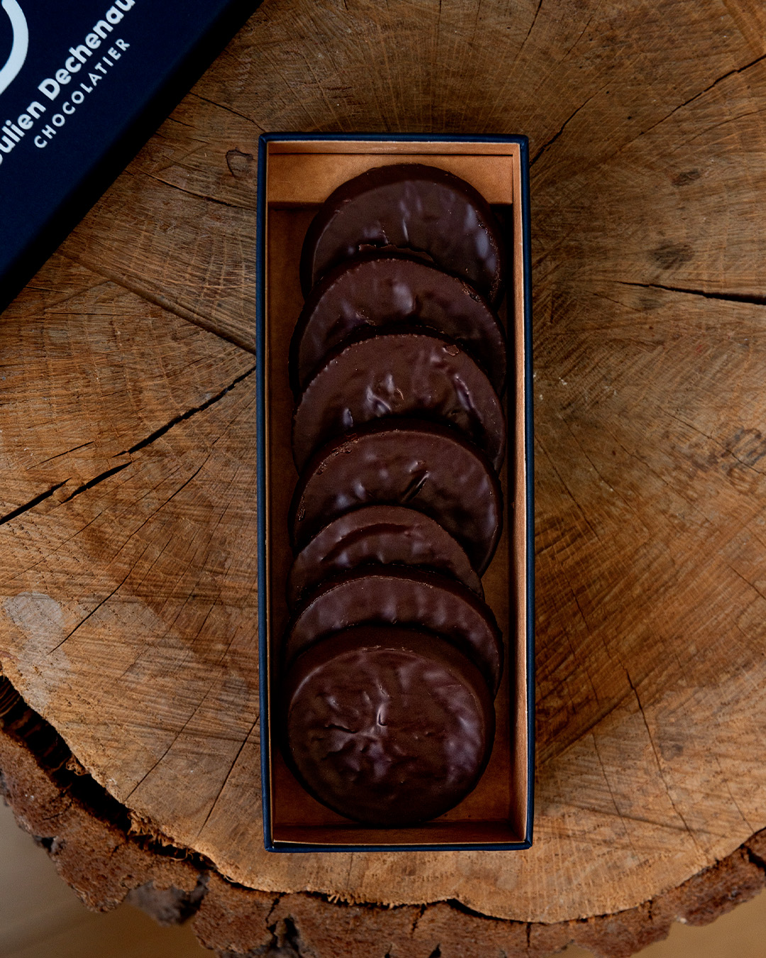 Boite de 6 rondelles d'oranges confites, confectionnée à partir d'orange de Calabre enrobée de chocolat noir 70% Cameroun.