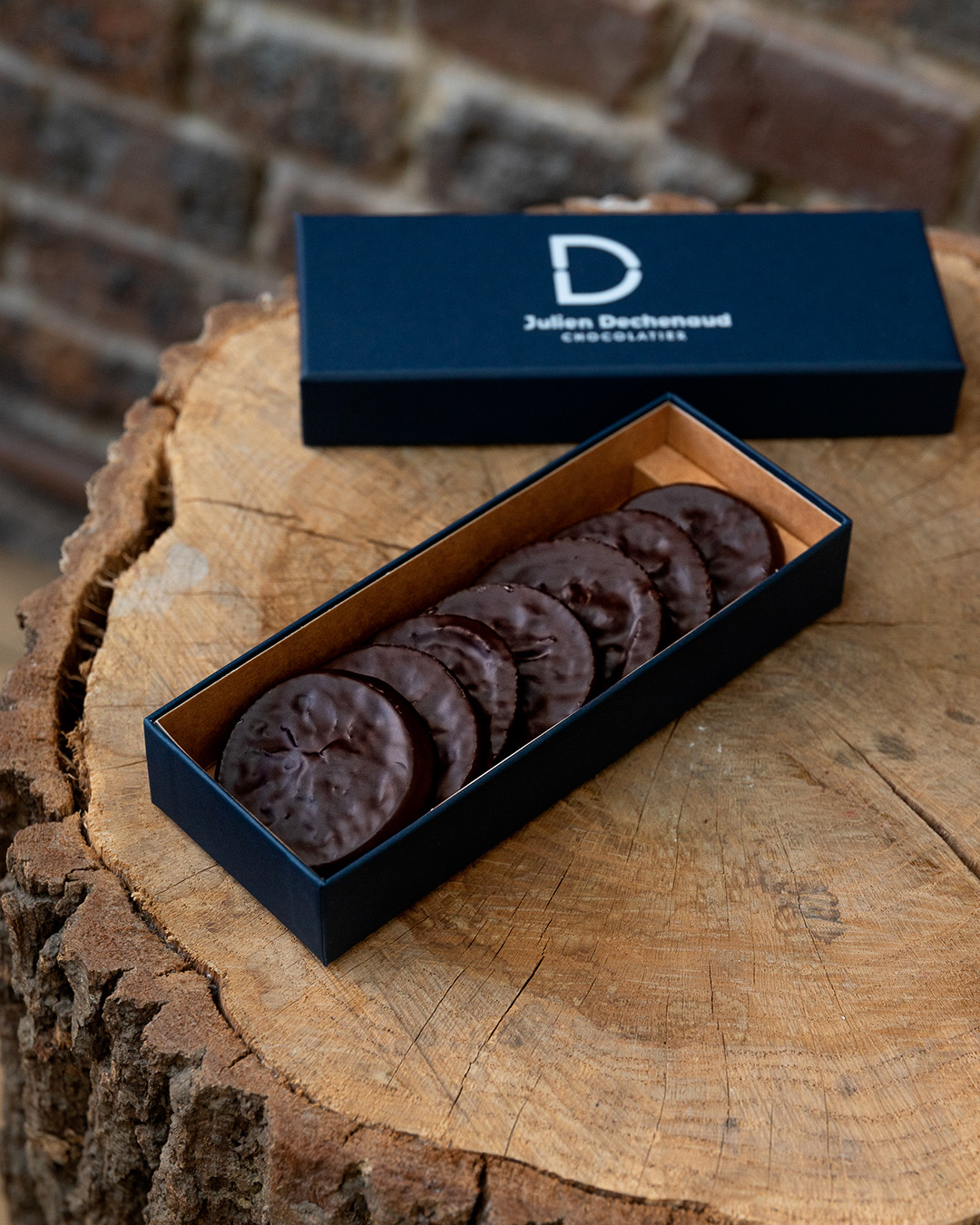 Boite de 6 rondelles d'oranges confites, confectionnée à partir d'orange de Calabre enrobée de chocolat noir 70% Cameroun.