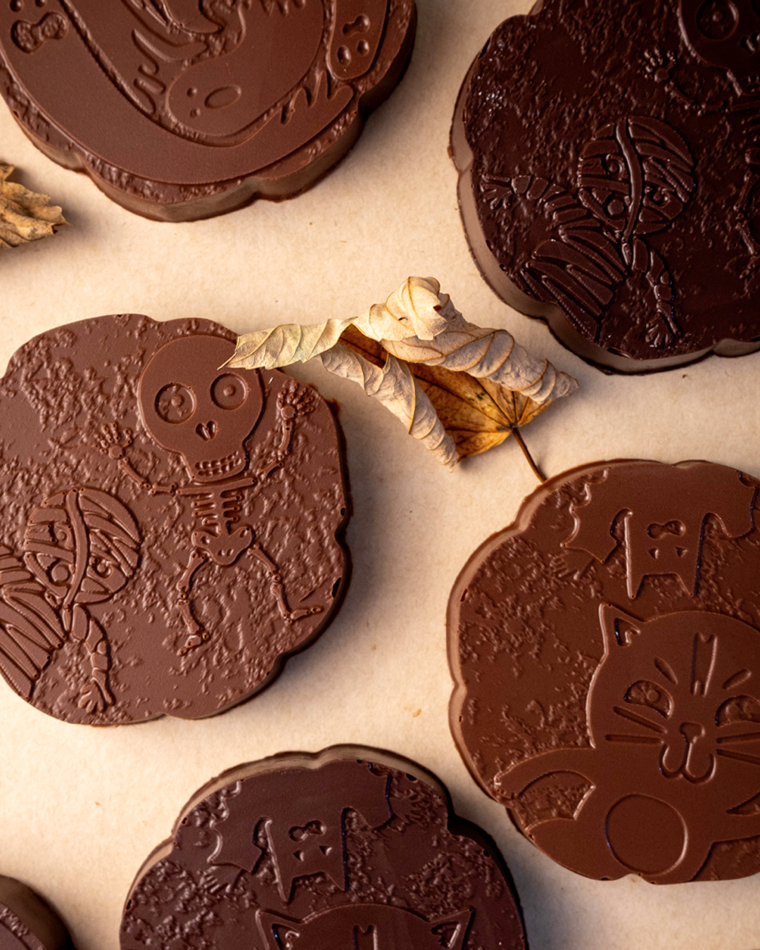 Palets d'halloween 2025, fantômes, chauve souris, squelettes au chocolat noir ou au chocolat au lait.