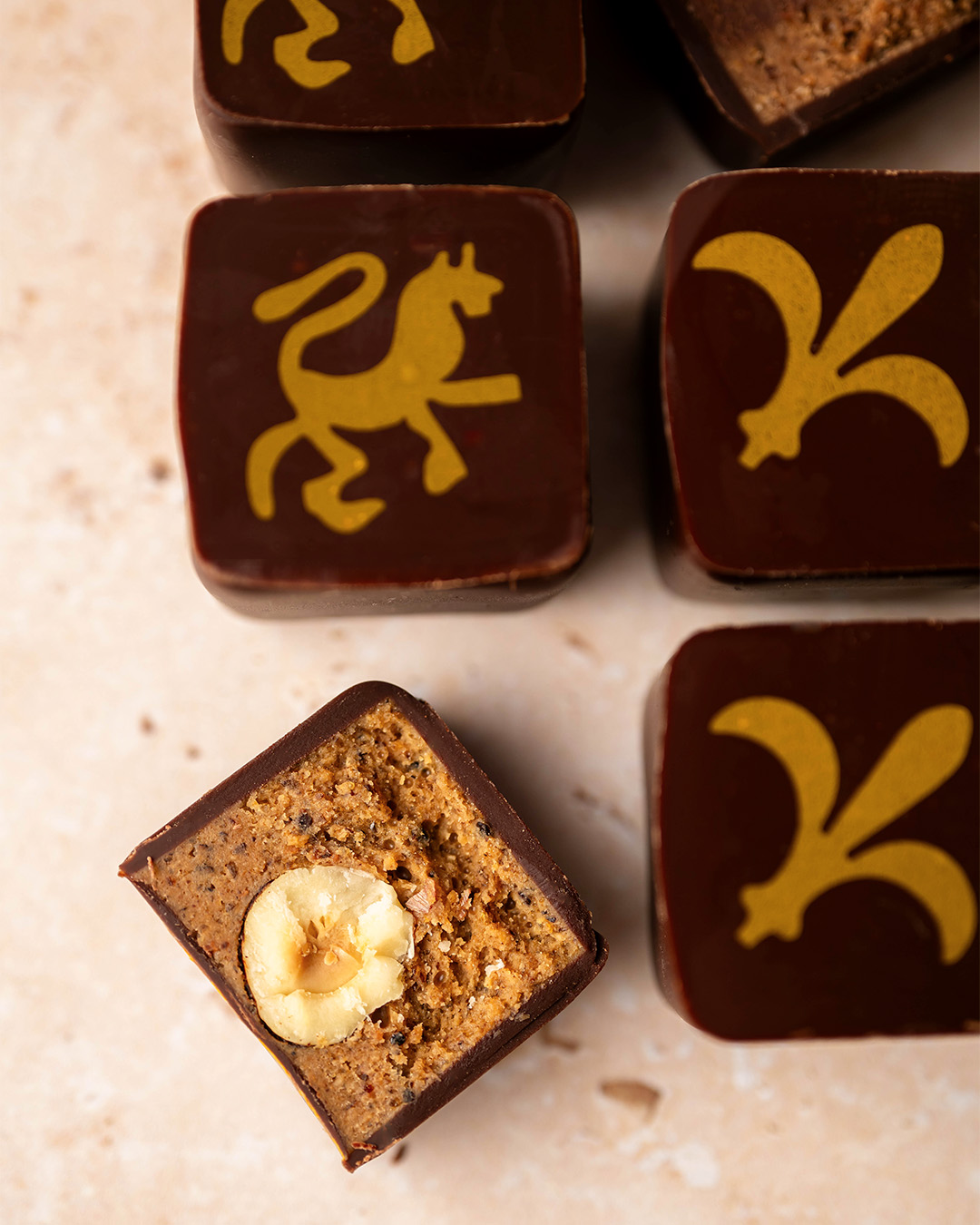 Boite de Pavés Vincennois de 9 bonbons de chocolat : praliné noisette du Lot-et-Garonne et noisette entière torréfiées au cœur ; Praliné amande de Provence, avec son amande torréfiées au cœur et Praliné amande associé à une ganache pure origine Pérou 72%. Un coffret de chocolats signé le chef Julien Dechenaud artisan chocolatier.