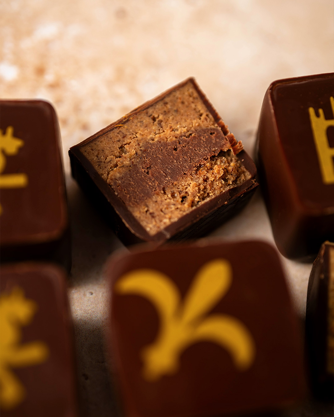 Boite de Pavés Vincennois de 9 bonbons de chocolat : praliné noisette du Lot-et-Garonne et noisette entière torréfiées au cœur ; Praliné amande de Provence, avec son amande torréfiées au cœur et Praliné amande associé à une ganache pure origine Pérou 72%. Un coffret de chocolats signé le chef Julien Dechenaud artisan chocolatier.