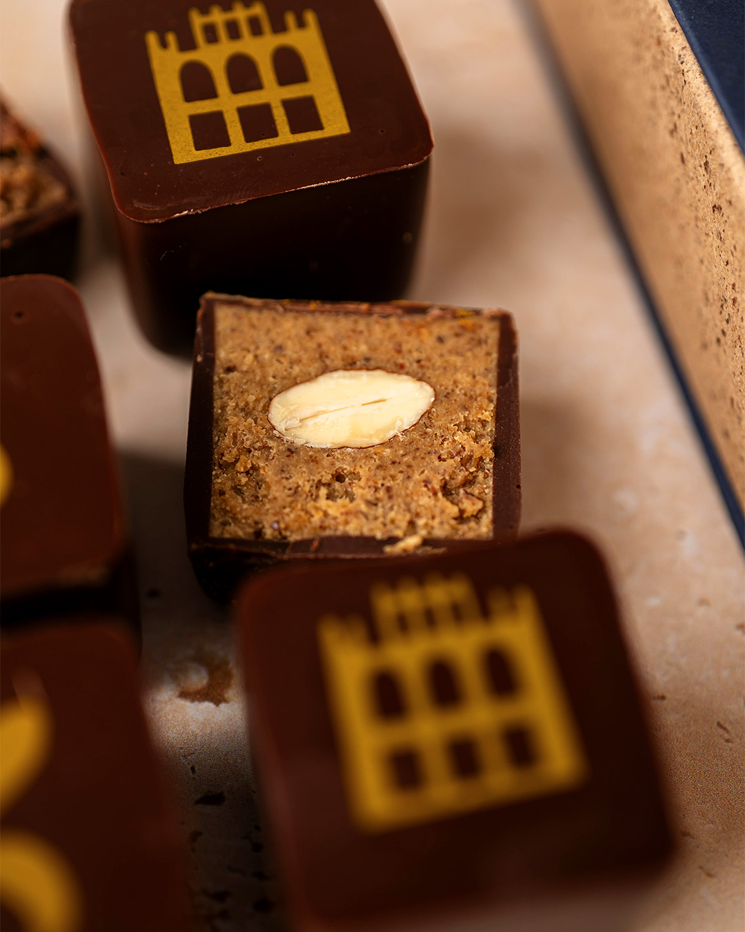 Boite de Pavés Vincennois de 9 bonbons de chocolat : praliné noisette du Lot-et-Garonne et noisette entière torréfiées au cœur ; Praliné amande de Provence, avec son amande torréfiées au cœur et Praliné amande associé à une ganache pure origine Pérou 72%. Un coffret de chocolats signé le chef Julien Dechenaud artisan chocolatier.
